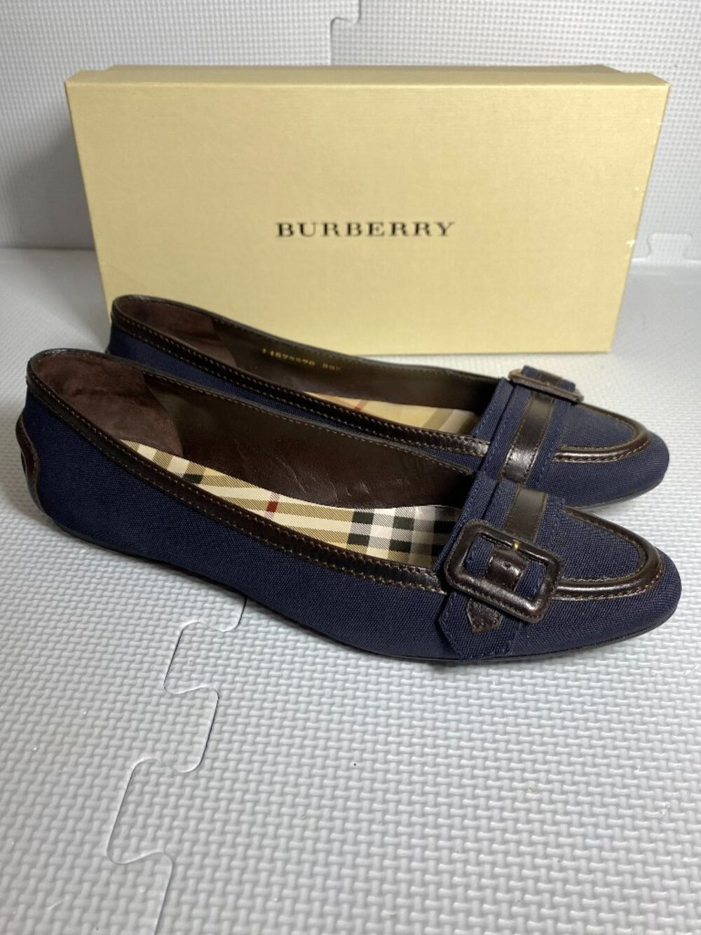 BURBERRY Made in Italy 11573870 Leather Trim Navy Buckle Flats Nova EU 38 ($275)
